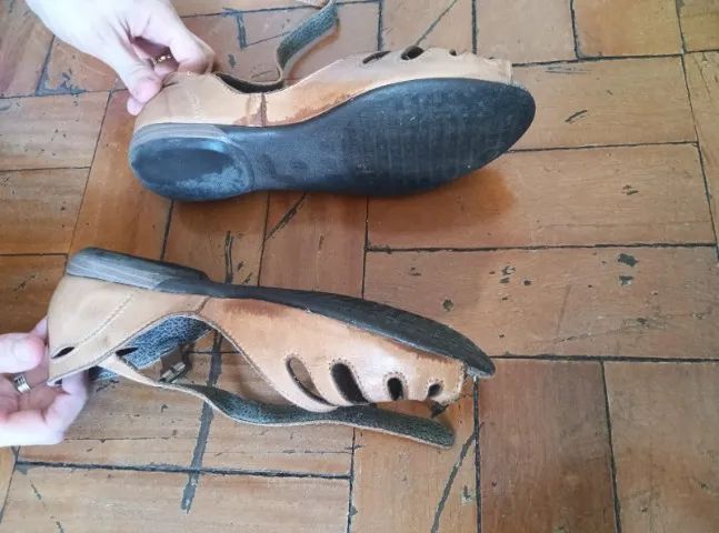Sandália sapatilha de couro usada - Foto 2