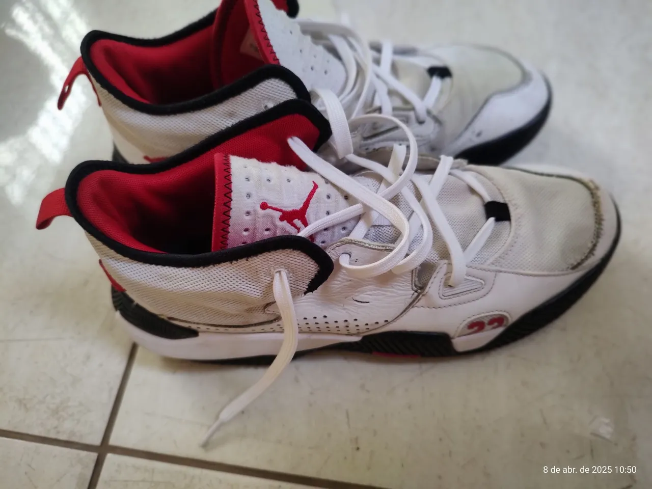 Tênis Jordan Branco e Vermelho