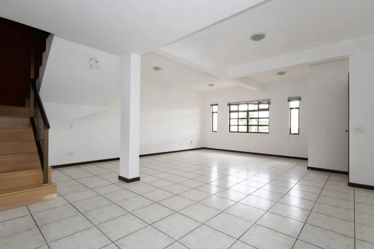 Sobrado em SANTA FELICIDADE de 180,00 m²