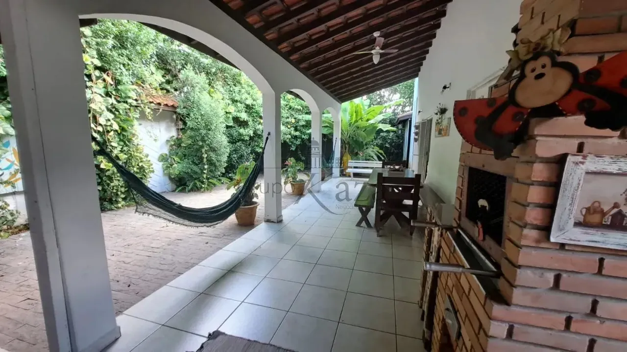 Casa - Jardim Santa Maria - Jacareí - 3 Dormitórios - 235m².