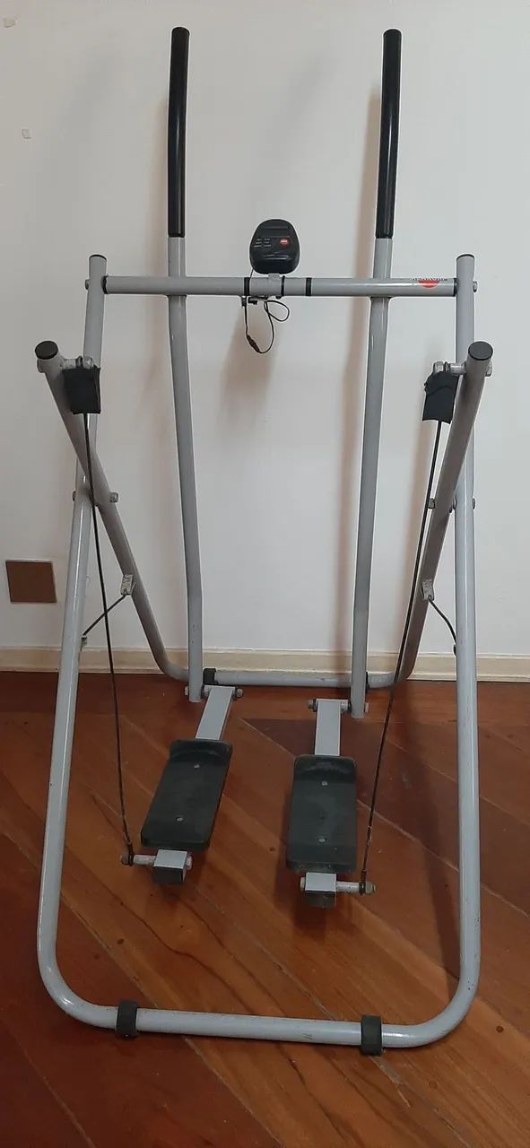 Simulador de caminhada.  Exercite-se em casa!