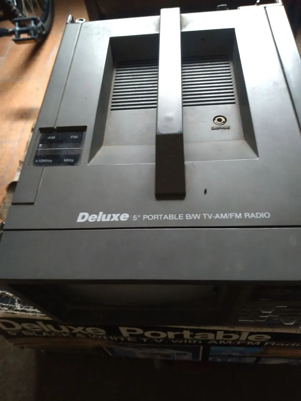 TV Portátil Deluxe 5" Preto e Branco com Rádio AM/FM - Vintage - Foto 2