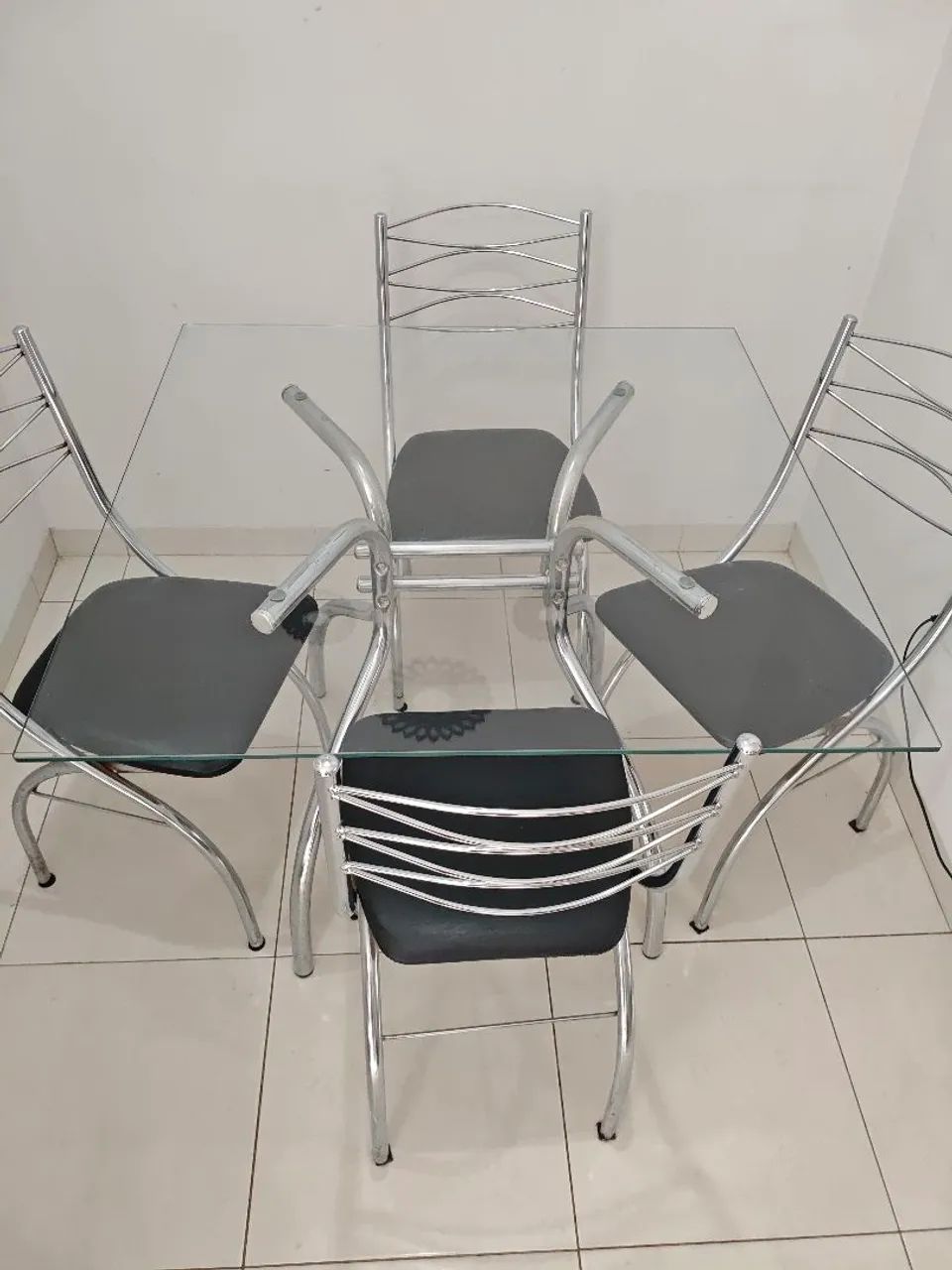 Conjunto mesa de vidro + 4 cadeiras - Foto 3