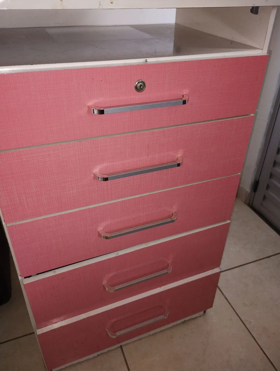 Cômoda rosa com 5 gavetas