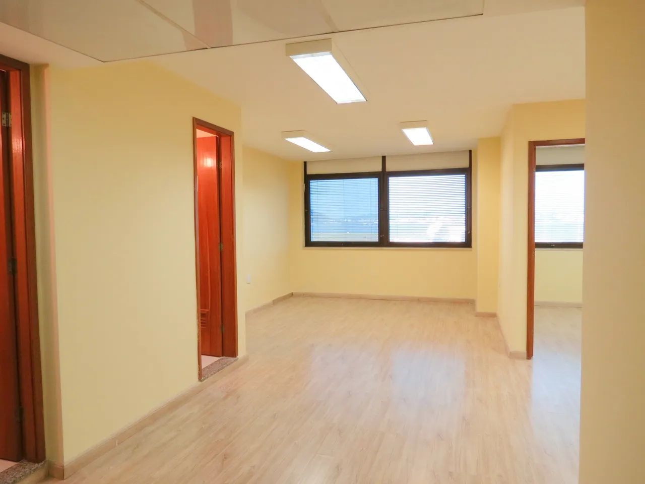 AMPLA SALA COMERCIAL NO CONDOMÍNIO ORLY