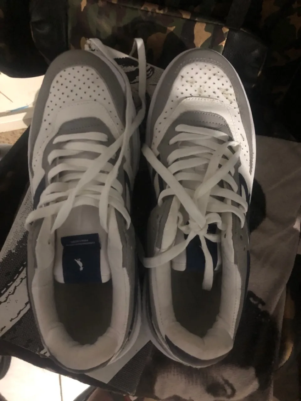 Tênis Casual Branco e Cinza