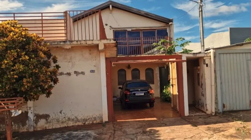 Excelente Sobrado no Montevideu - Salas e Salão com 180m² - Precisa de Reforma