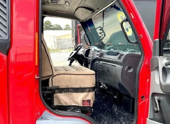 Mercedes-Benz Accelo 815 - Ano 2015 | Baú Carga Seca 6m x 2,50m - Foto 2