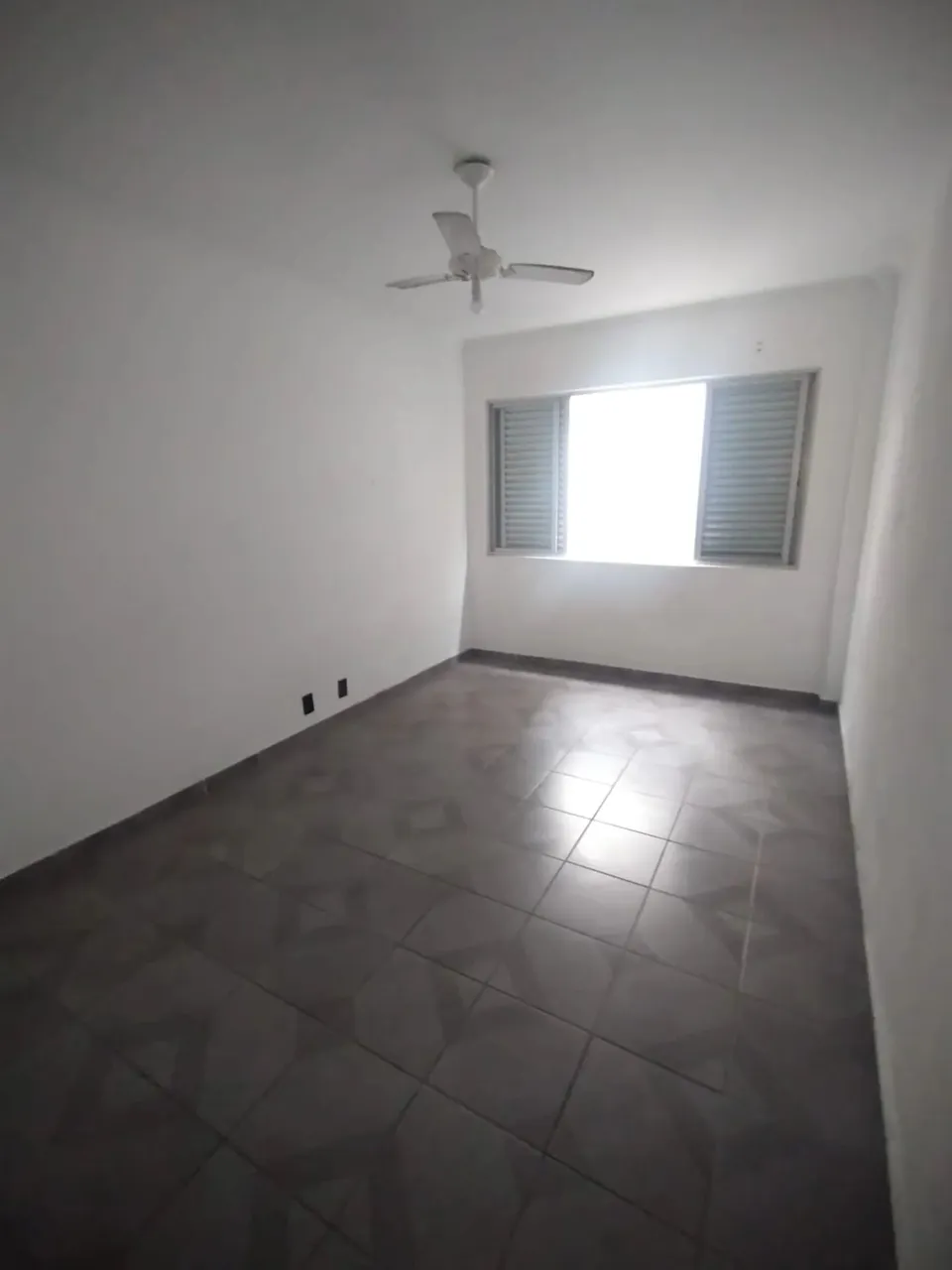 Sala Living vazio com cozinha no bairro do Gonzaga - Santos - SP