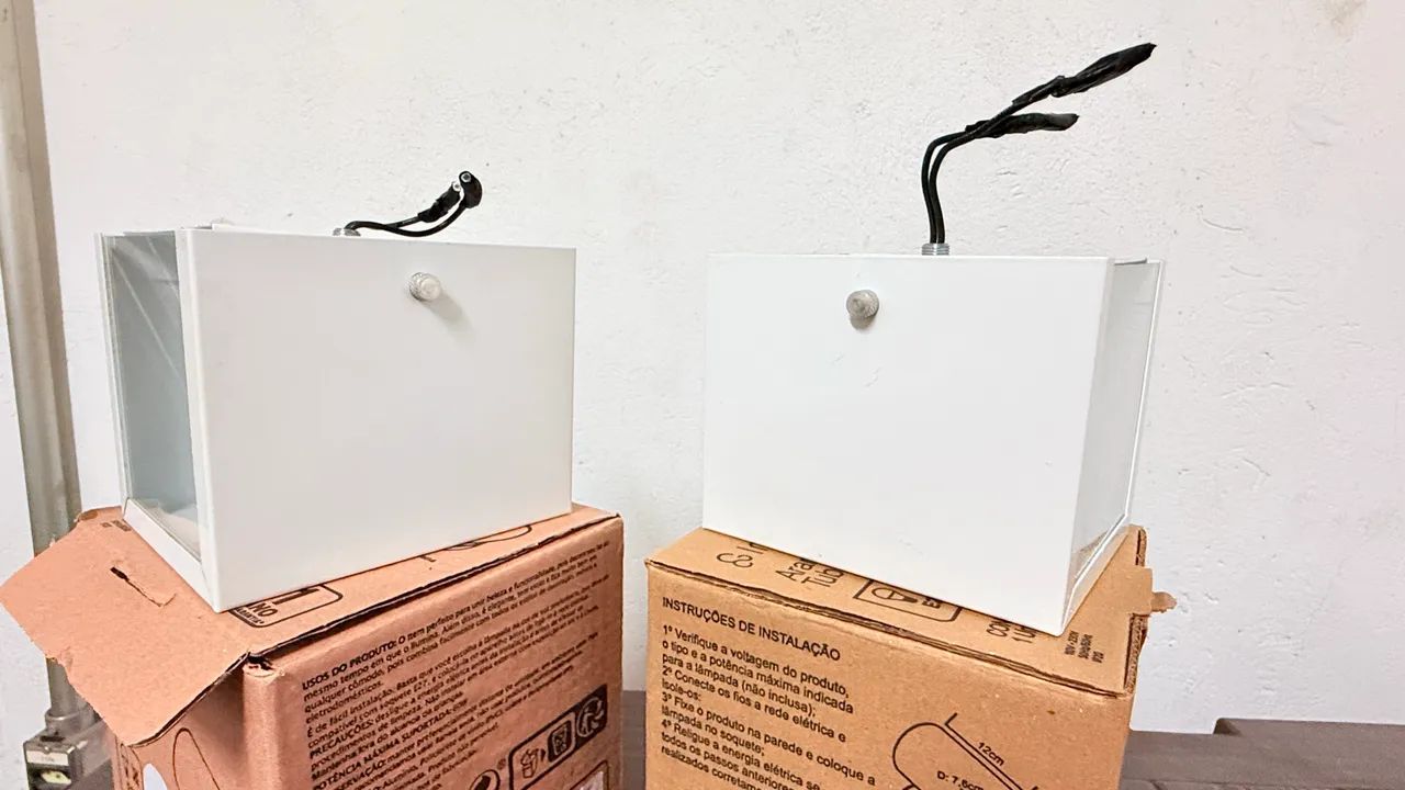Par de Arandelas Brancas com Lâmpadas - 13x13cm  - Foto 4