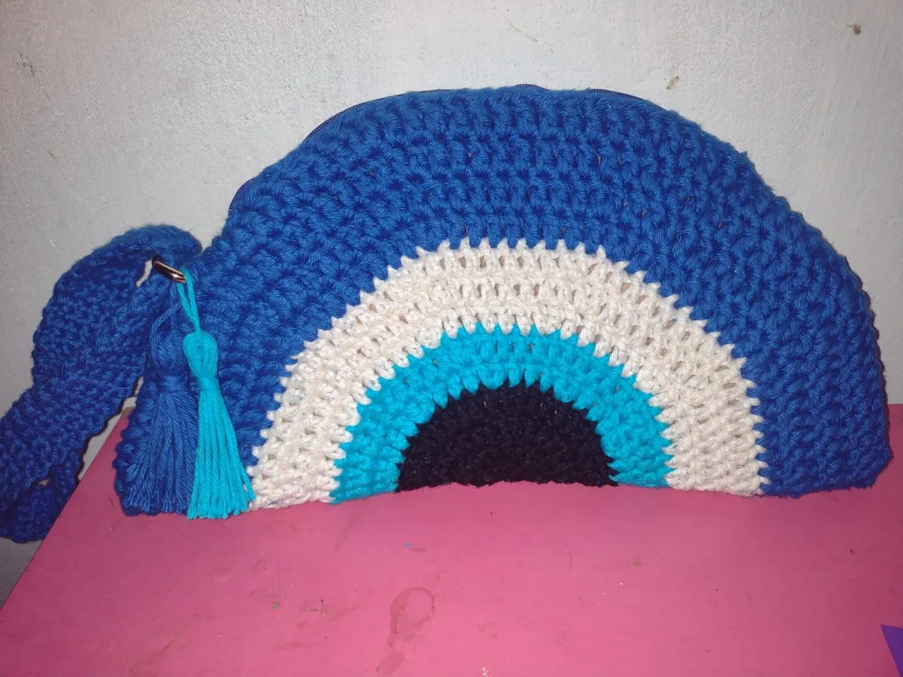 Bolsa meia lua em crochê olho grego