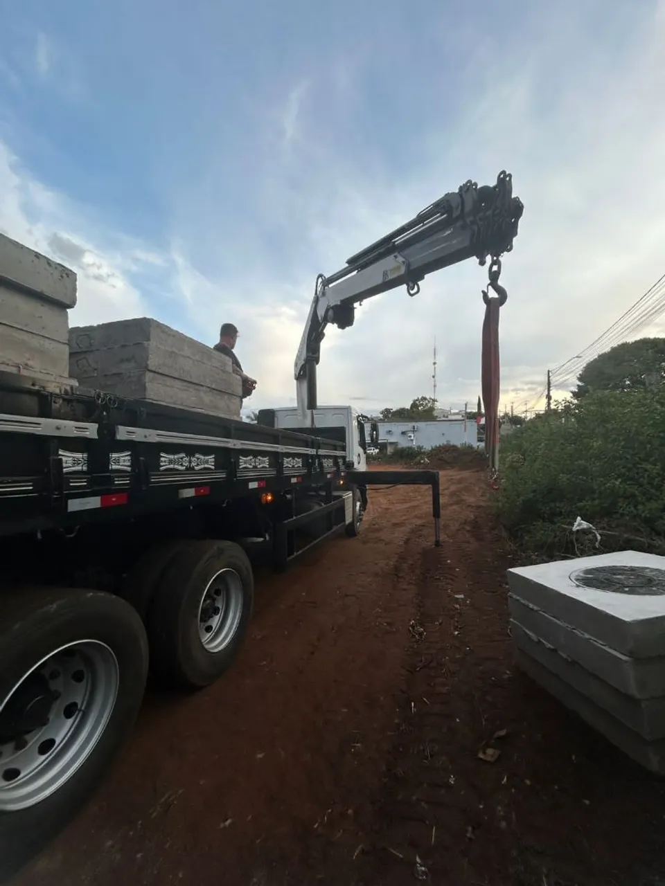 Transporte e Içamento de Materiais com Munck