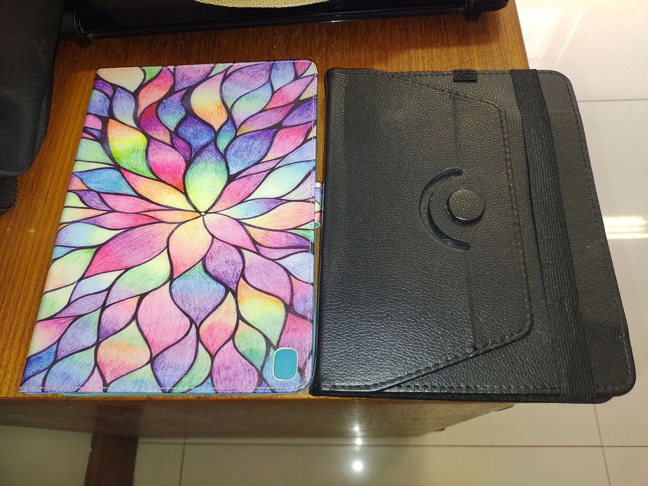 Capa Tablet 7polegadas, cor preta, bom estado. E outros.