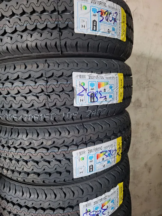 Pneus Austone 205/70R15C 106/104R 10PR