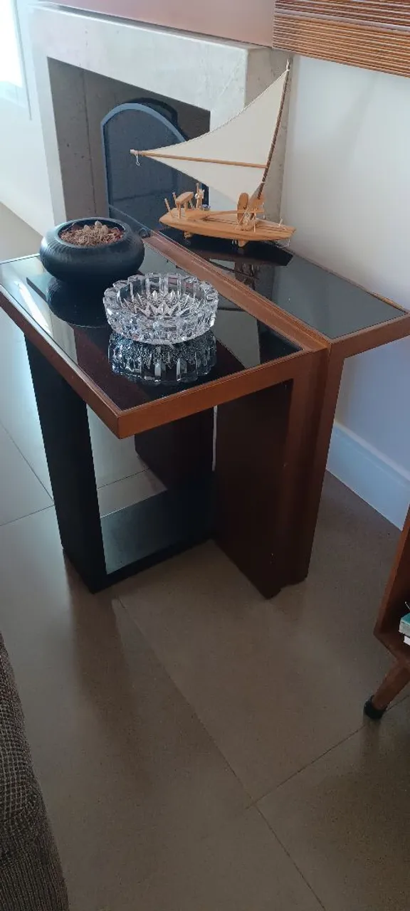 Mesa Lateral de Madeira Elegante