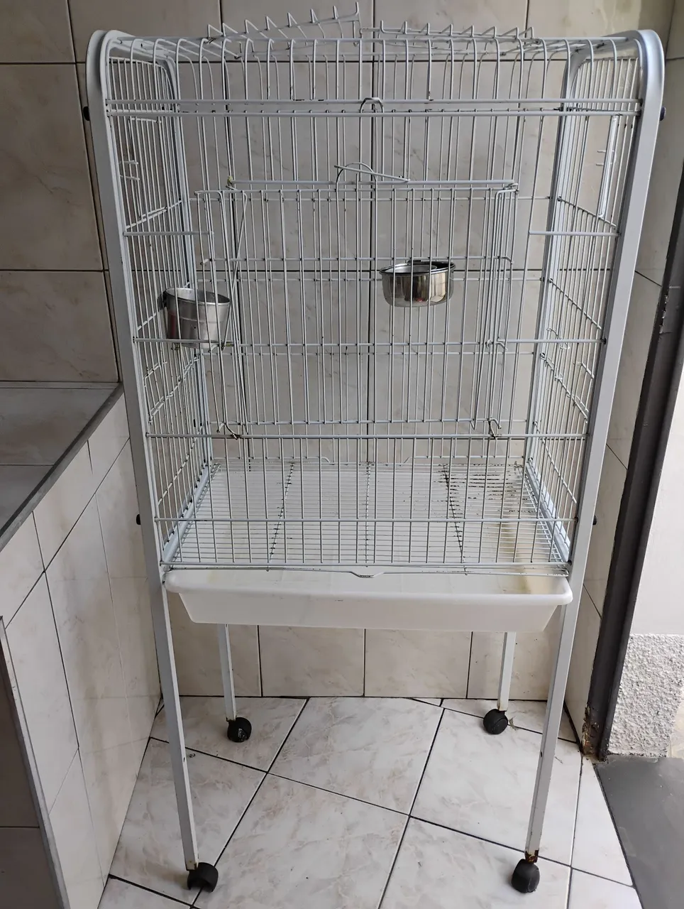Gaiola para pássaros com rodinhas e acessórios