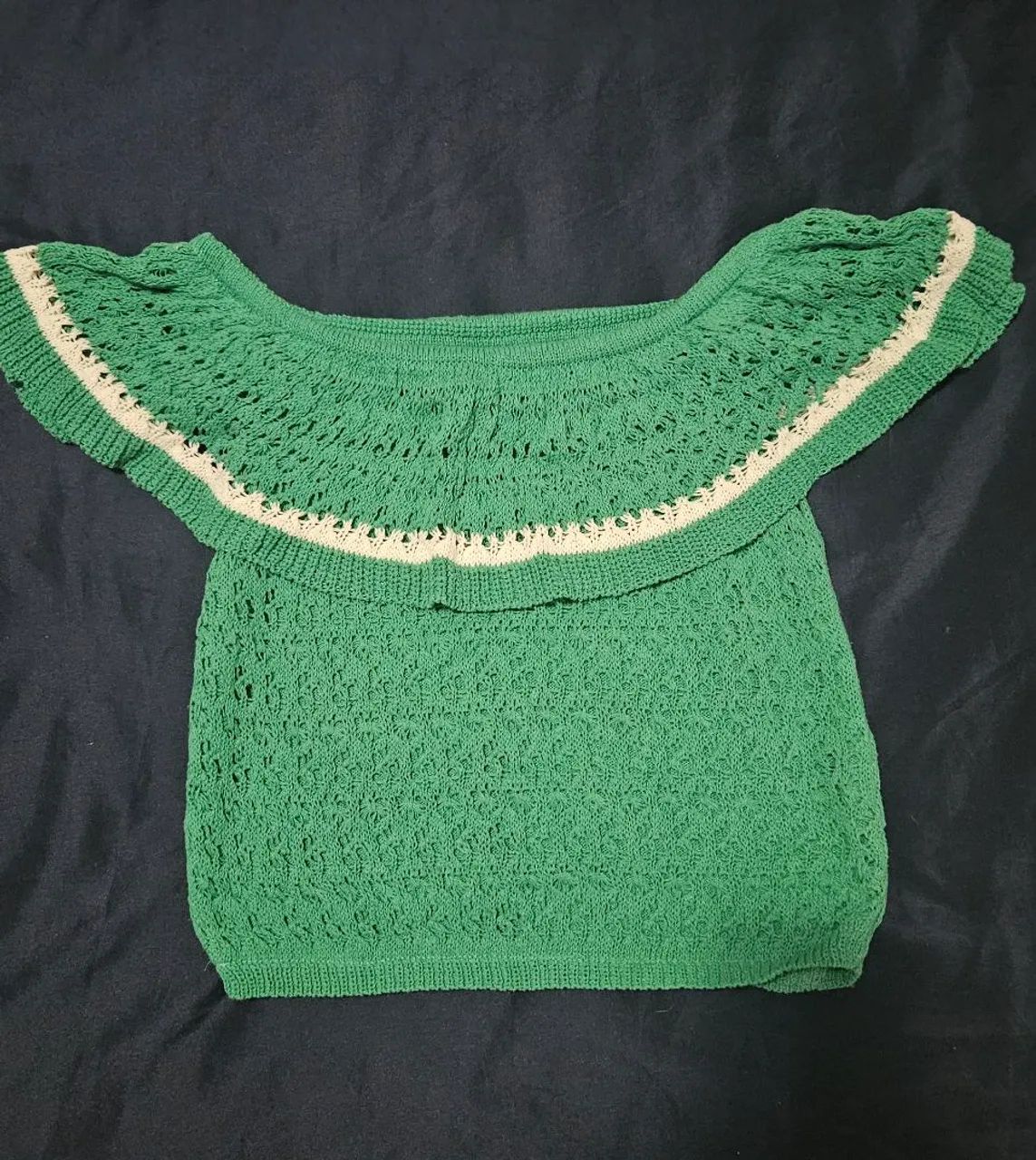 Cropped verde com detalhe branco. Tamanho P