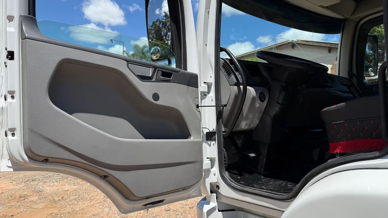 Volkswagen Constellation 24-320 ano 2011  - Foto 5