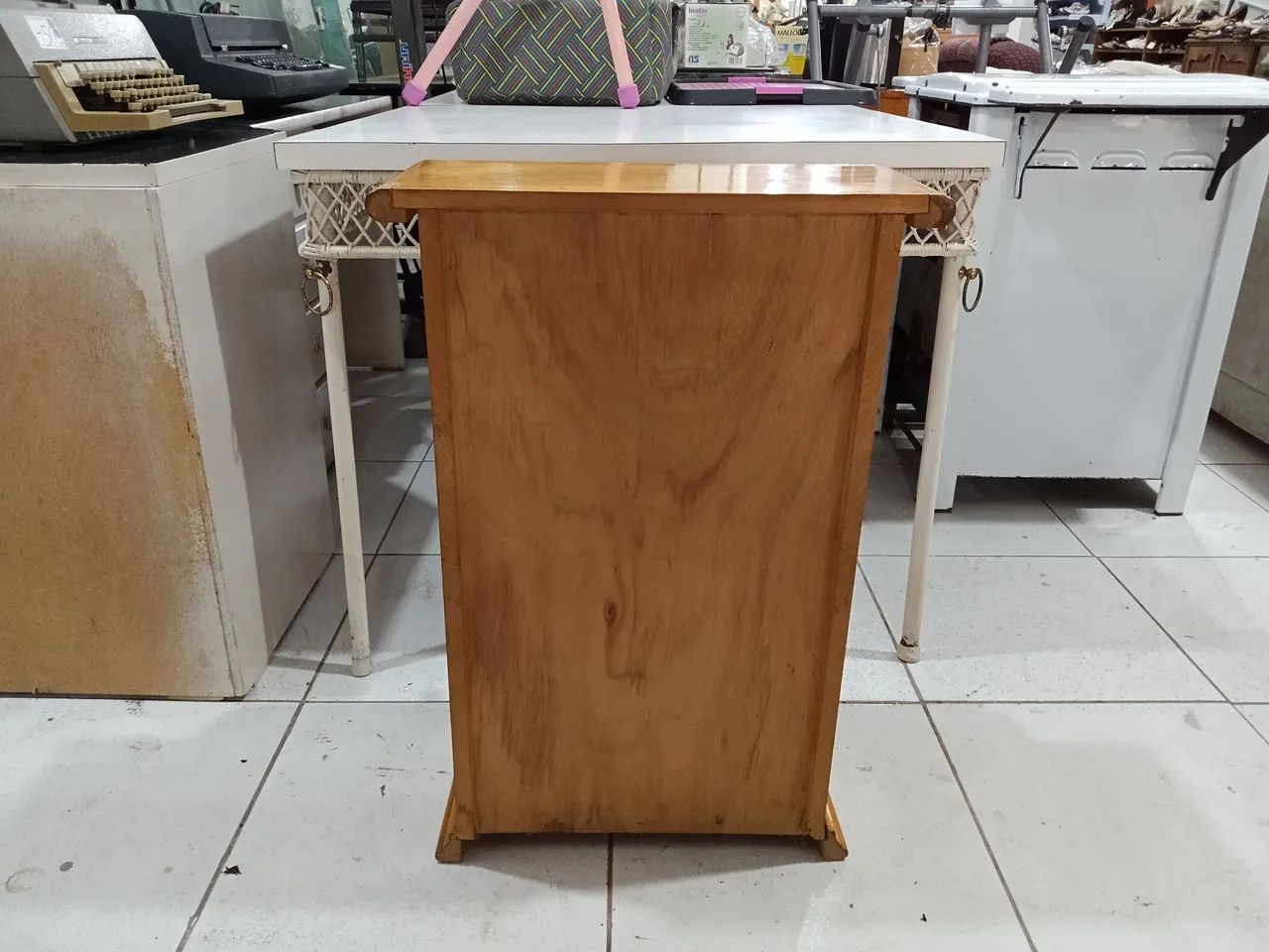 Mesa de Cabeceira /criado mudo  com 2 Gavetas em Madeira  - Foto 4