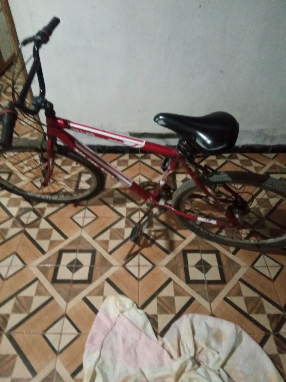 Bicicleta vermelha com marcha