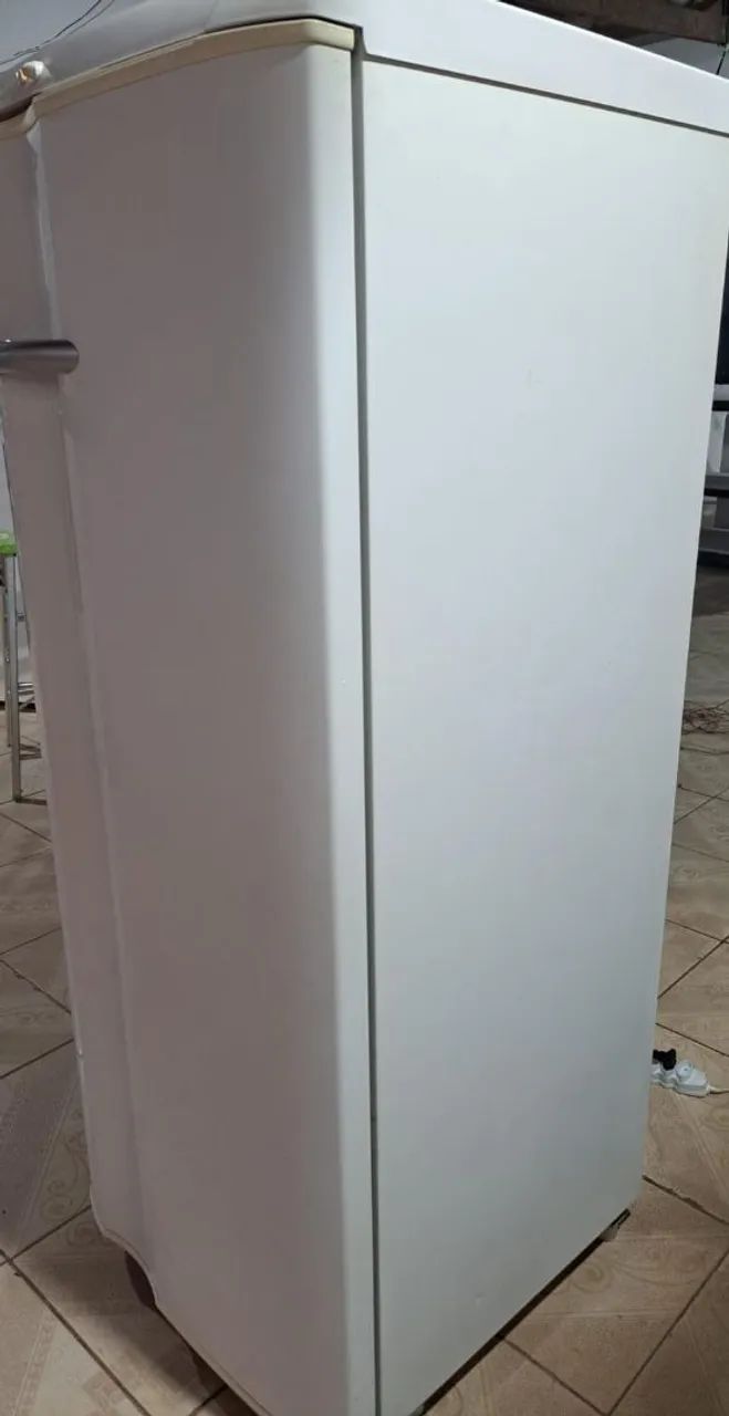 Geladeira Electrolux pequena muito top - Foto 4