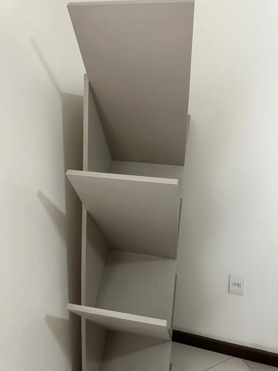 Estante moderna para livros e objetos,que otimiza muito seu espaço
