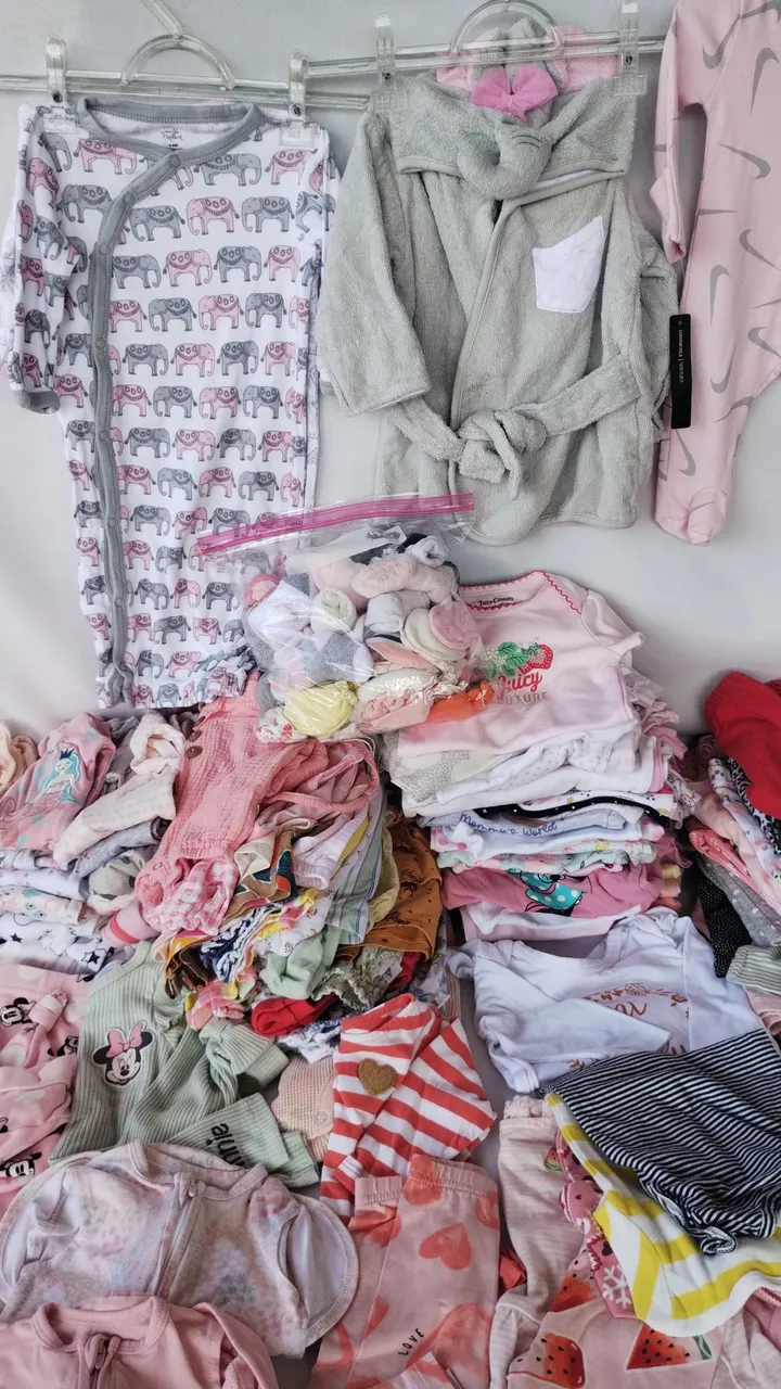 Lote de roupas de bebê menina