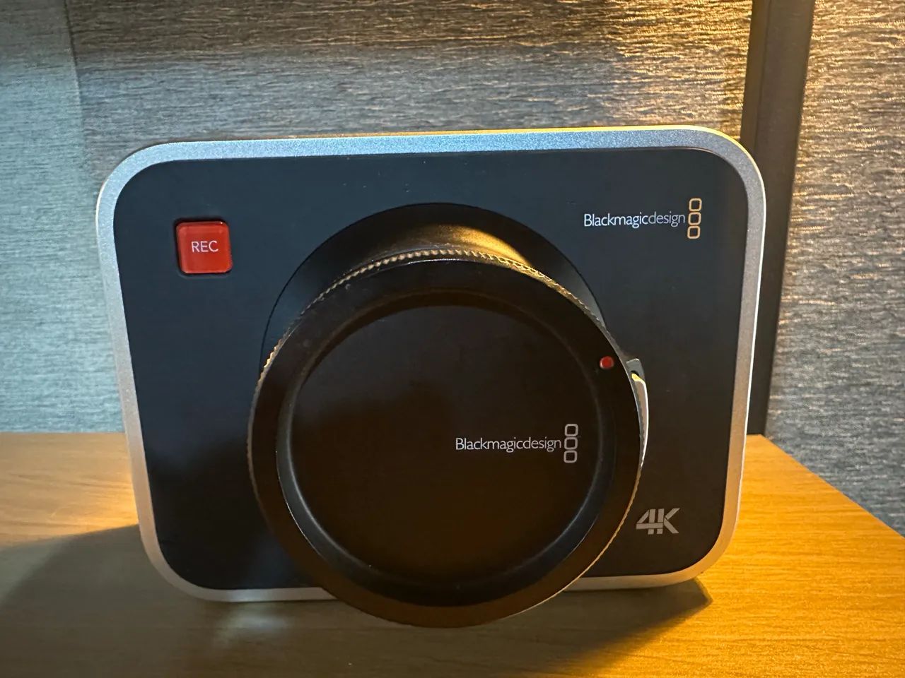 CÂMERA BLACKMAGIC DESIGNER 4K + LENTE 18-135 + ITENS - Foto 2