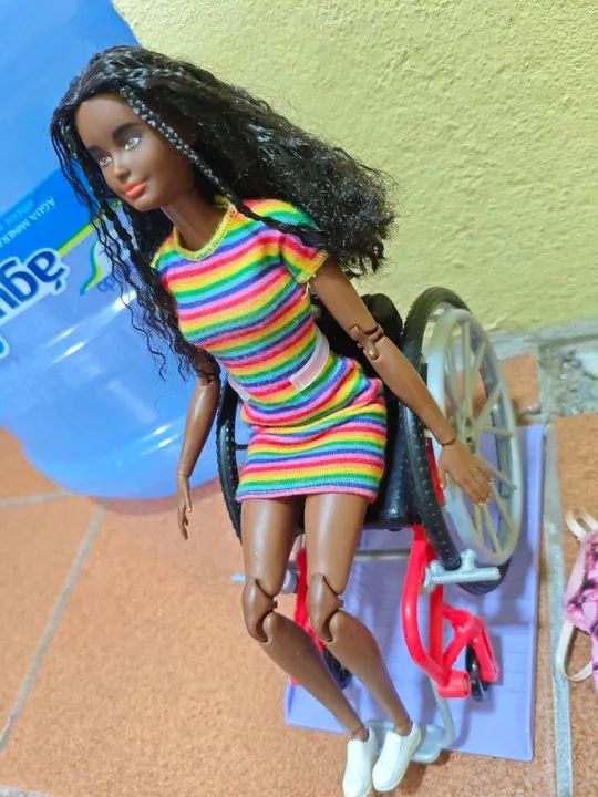Vendo Barbie cadeirante e sucata de corpo articulado  - Foto 2