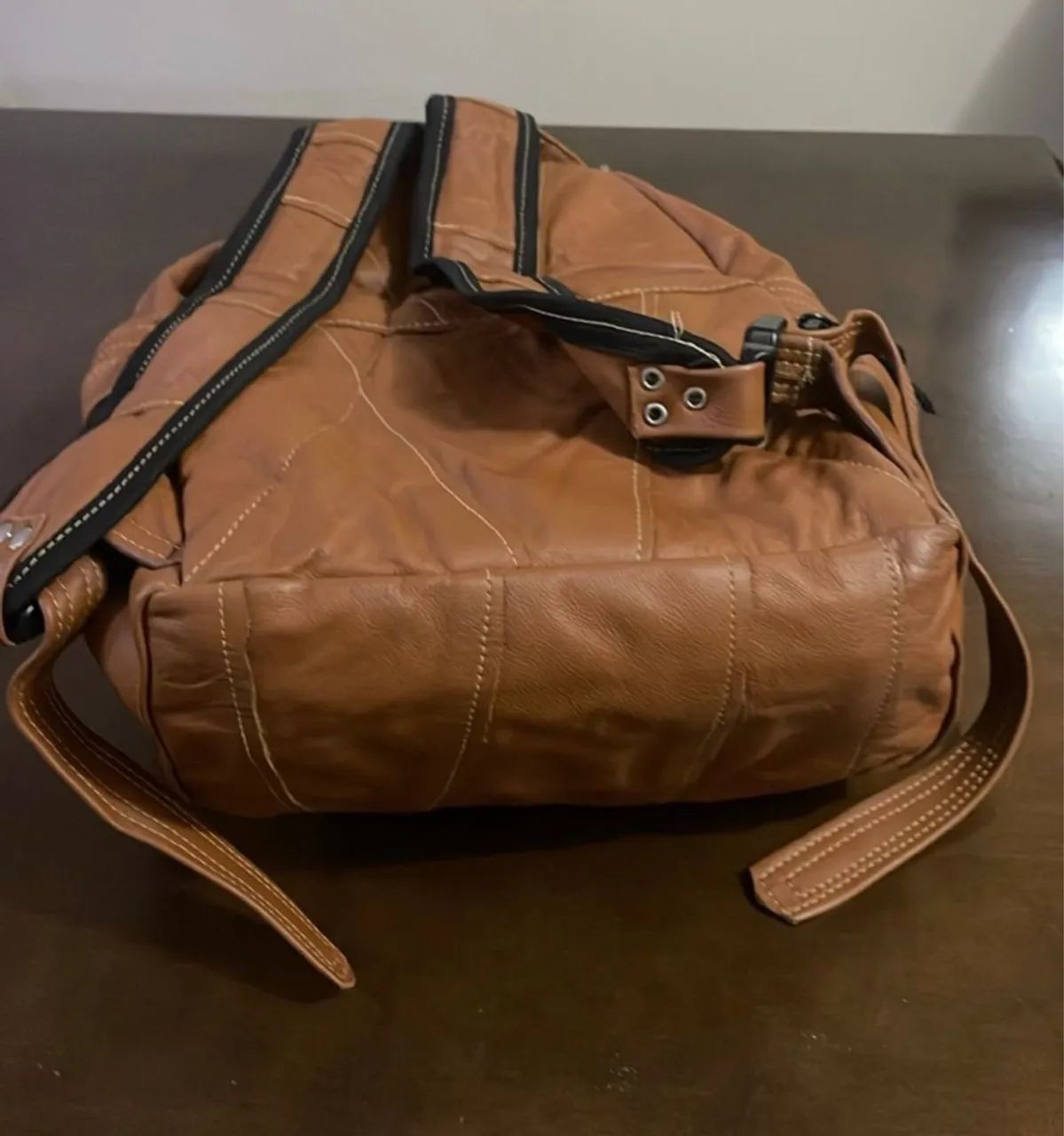 Mochila de Couro Marrom com Detalhes em Zíper - Foto 3