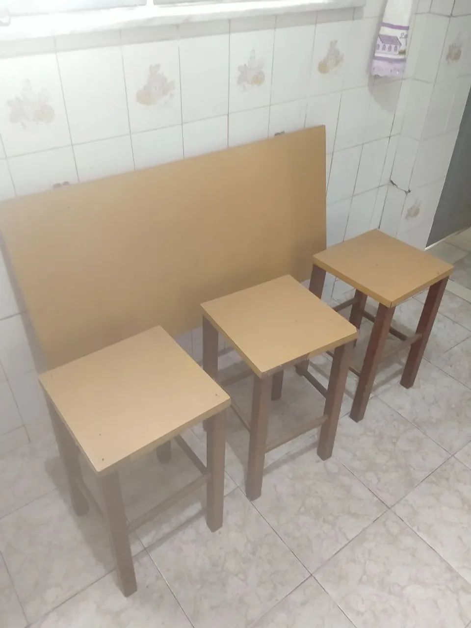 Mesa dobrável  e 4 bancos