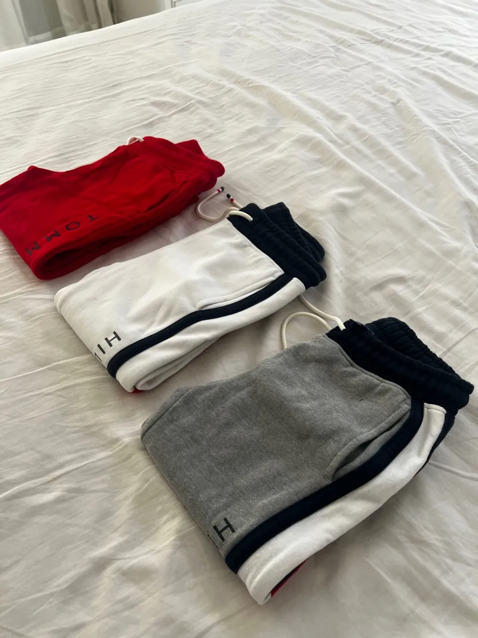 Kit de Calças de Moletom infantil Tommy Hilfiger. Tamanho 4 anos