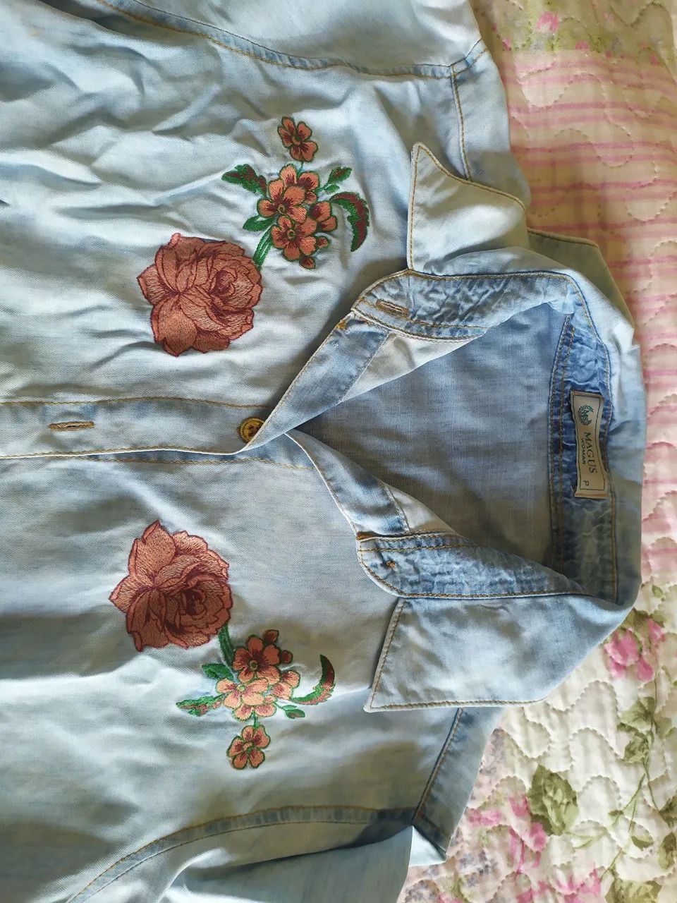 Camisa Jeans com Flores - Foto 2