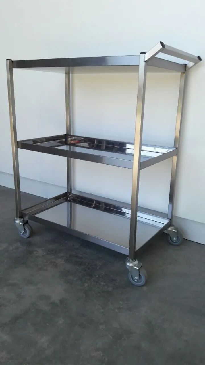 Carro de hotelaria com 3 bandejas em inox 