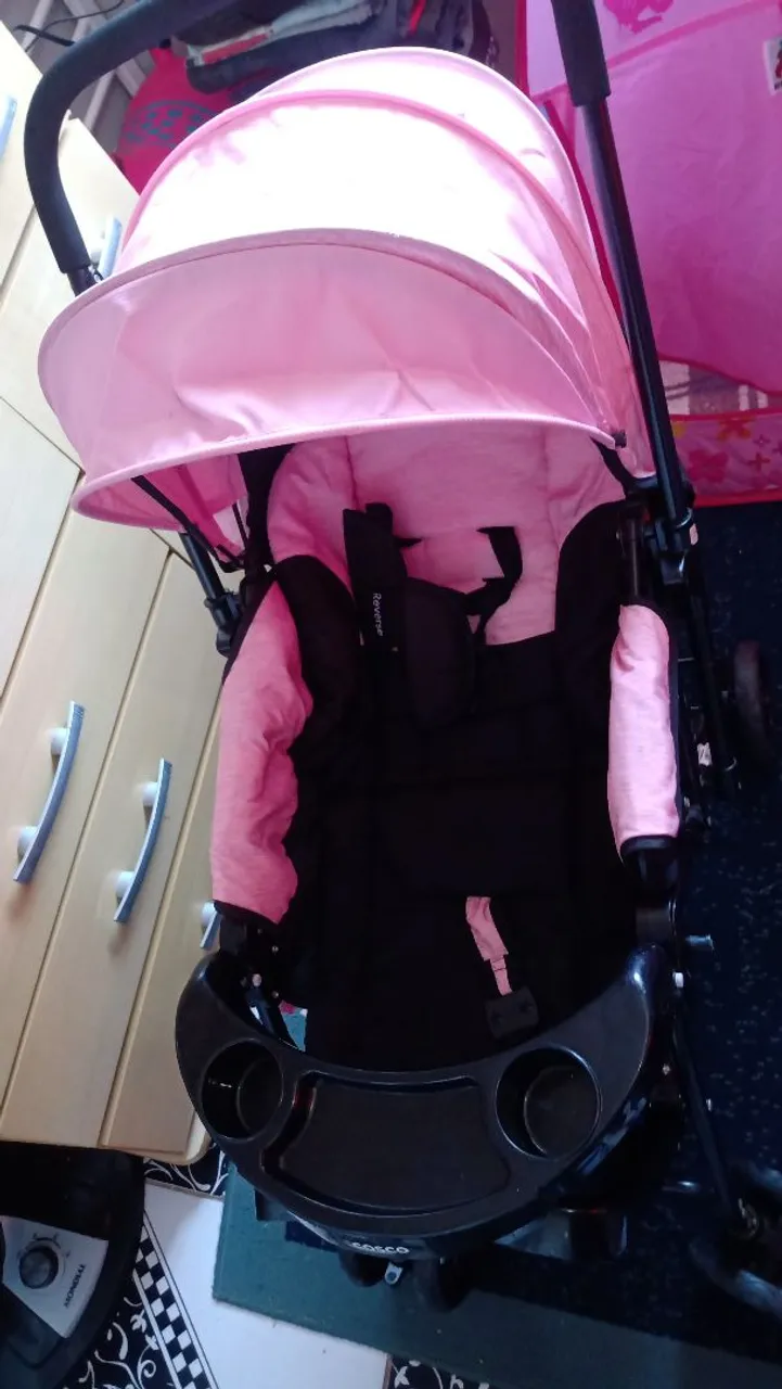 Carrinho de bebê rosa
