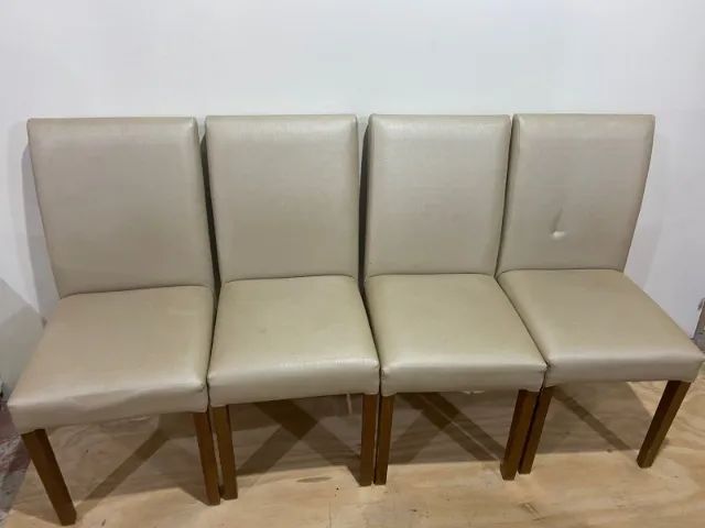 Conjunto de cadeiras para mesa de jantar, em bom estado.
