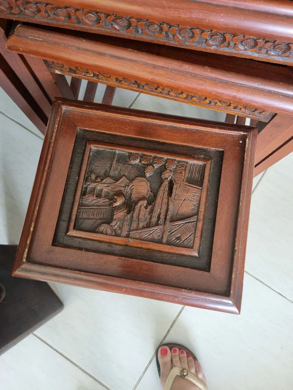 Conjunto de 4 mesinhas de canto antiga - Foto 5