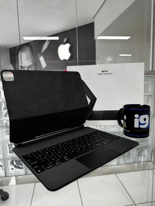iPad Magic Keyboard Cor : Black  Compatibilidade:  iPad Pro 12.9? (3ª, 4ª, 5ª e 6ª GE ) 