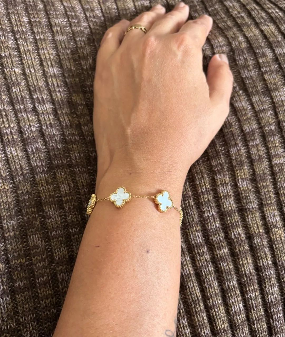 Pulseira trevo no aço dourado  - Foto 3