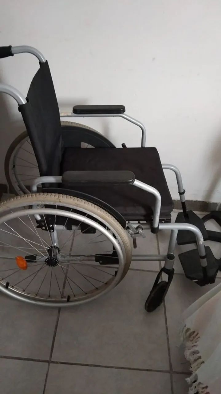 CADEIRA DE RODAS DOBRÁVEL COM RODAS DESPLUGÁVEIS. - Foto 4