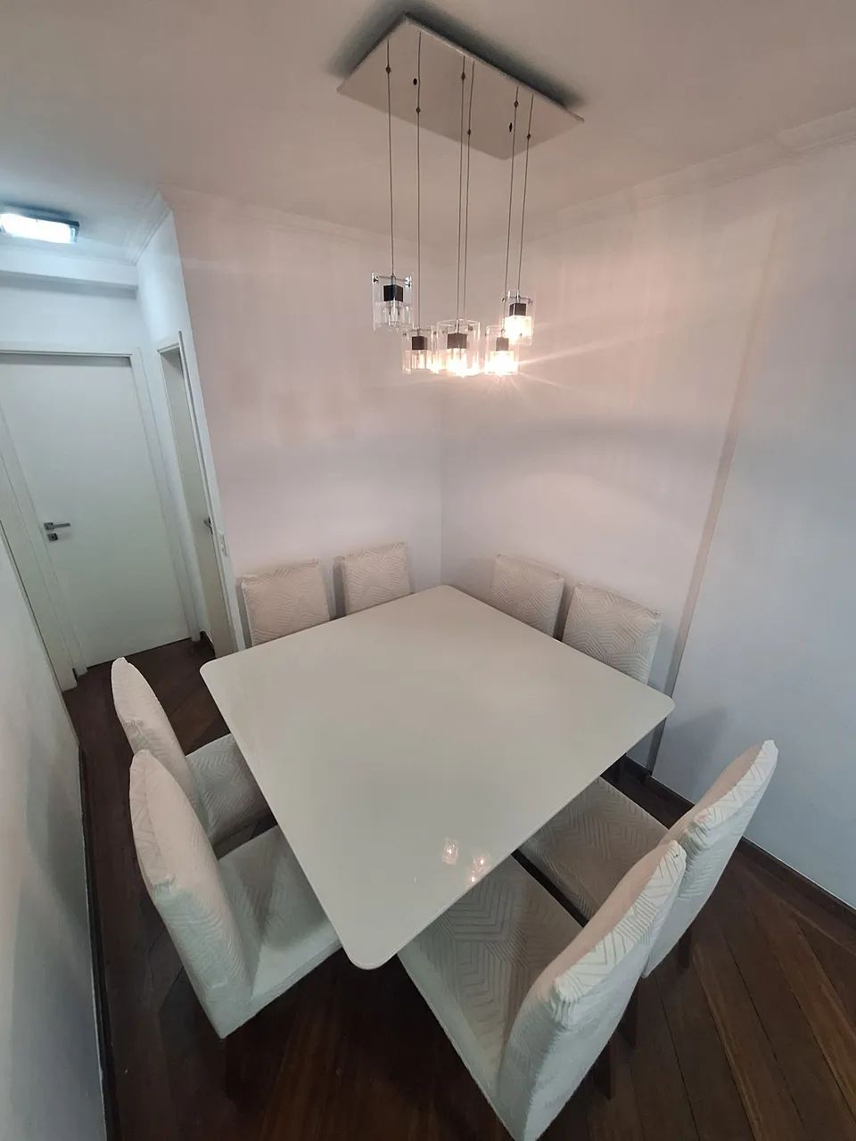 Mesa de Jantar em madeira maciça com 8 cadeiras - Foto 2