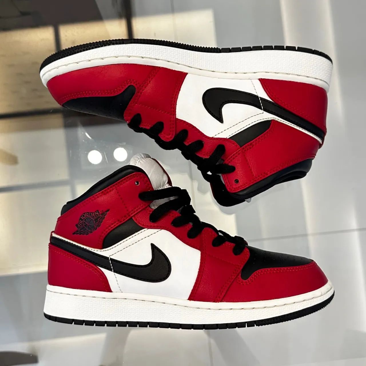 Tênis Nike Air Jordan 1 Mid Chicago Black Toe Vermelho Original - Foto 4