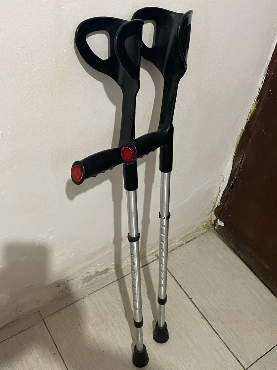 Vende par de muletas  com regulagem,com pouco tempo de uso só 100 reais , chamaaaa