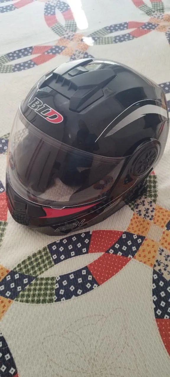 Capacete escamoavel com viseira escura