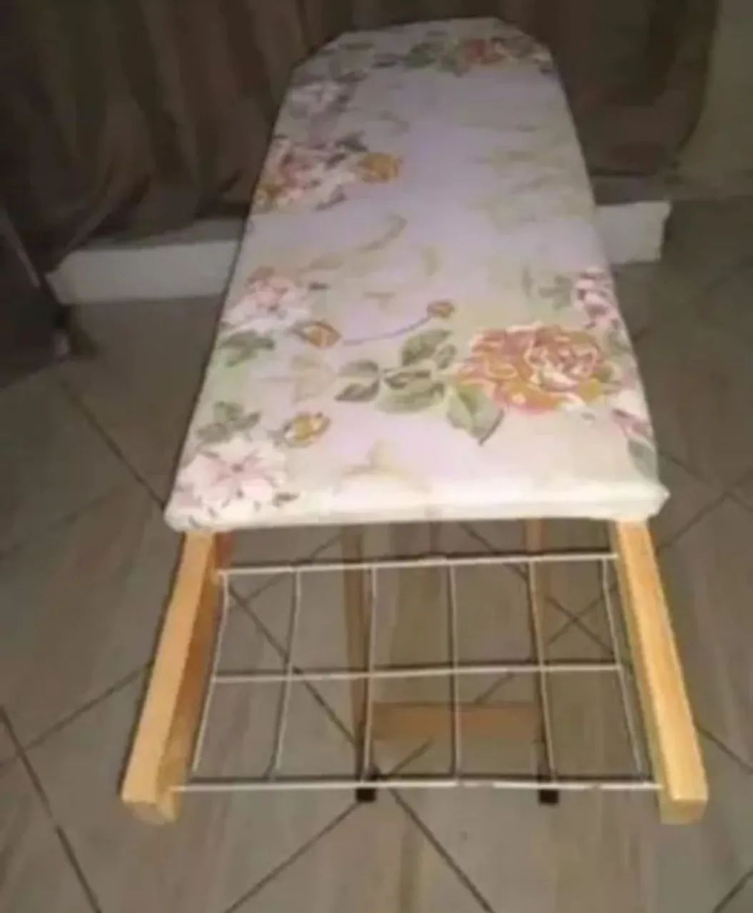 Tábua DE  PASSAR ROUPA  DOBRÁVEL com suporte para ferro  ESTAMPADA SEMI  NOVA. PERFEITA.  - Foto 3