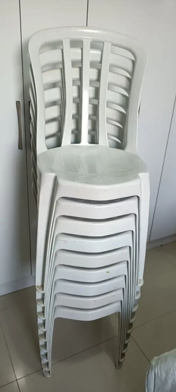 Cadeiras plásticas em excelente estado, R$ 50,00 cada.