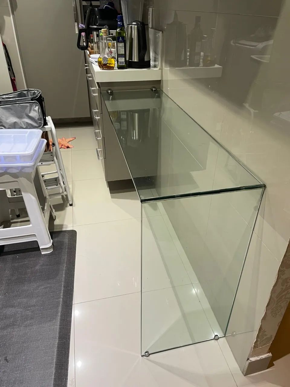 Mesa de vidro transparente em L