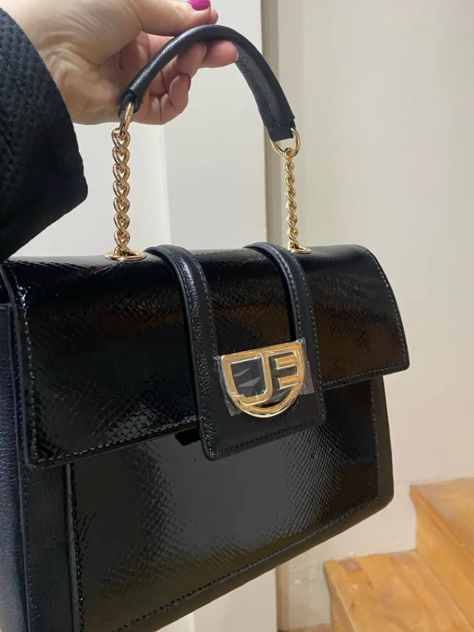 Bolsa Preta Elegante com Detalhes Dourados Jorge Bischoff
