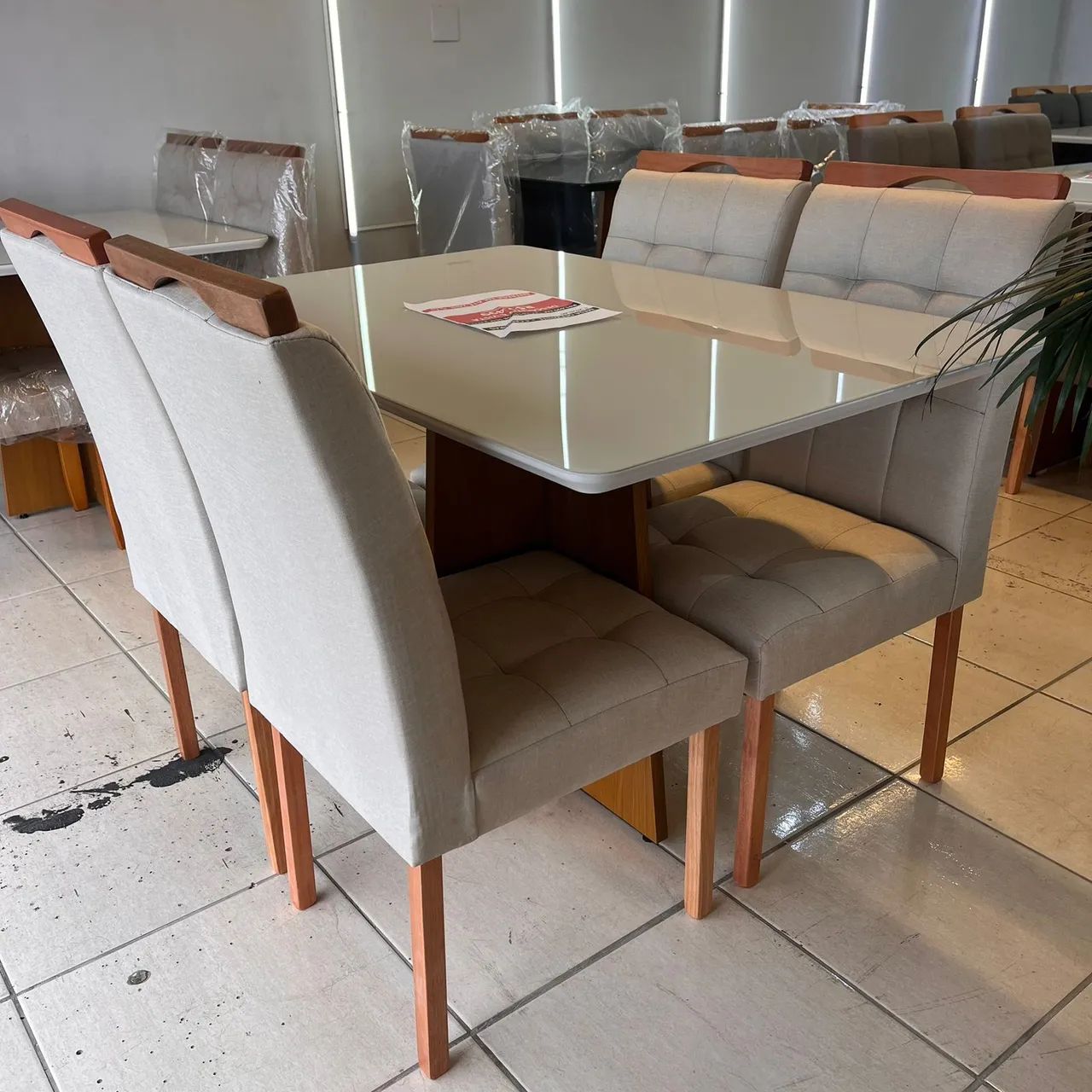 Mesa de Jantar +4 Cadeiras lindíssimas - Foto 3