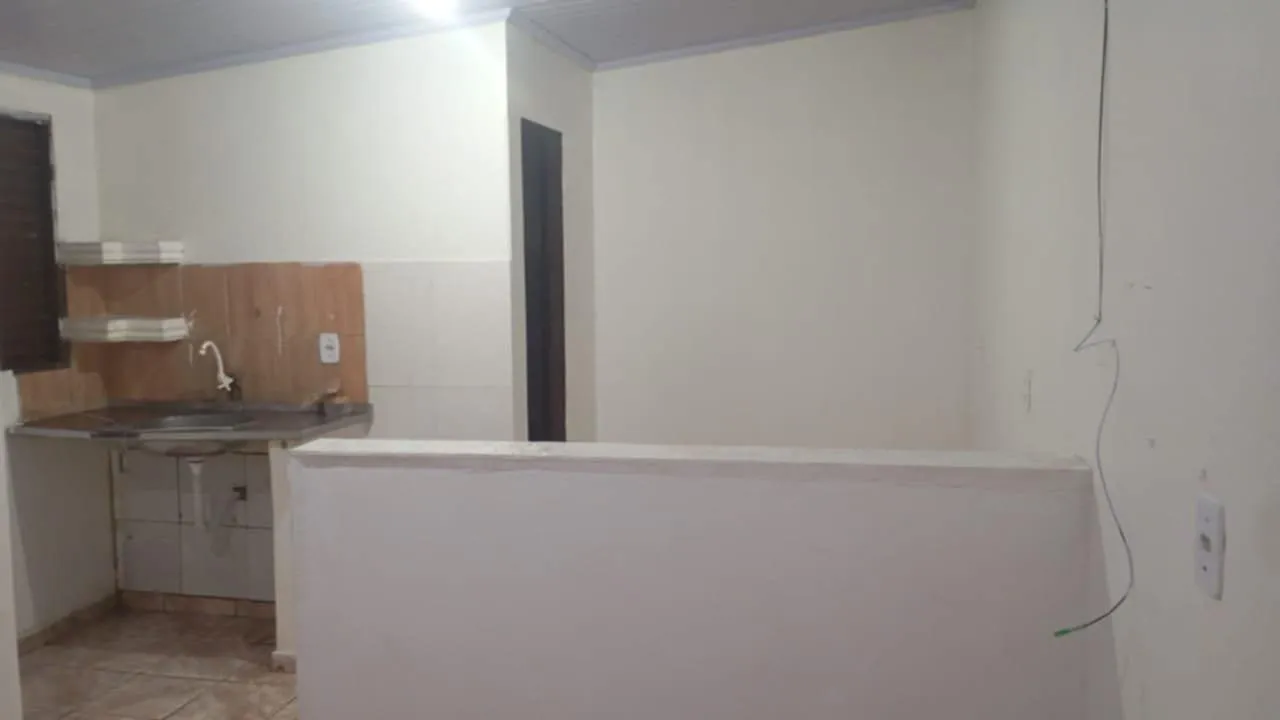 Aluga-se kit no setor Leste Gama, um quarto cozinha americana